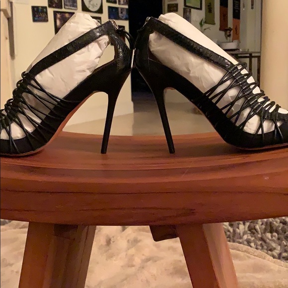 L.A.M.B NWOT & NWB black Raivyn strappy heels - Picture 2 of 8
